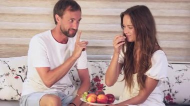 Genç bir kadın, odadaki kötü kokuya tepki verirken burnu kırışıyor. Yüzündeki ifade rahatsızlık ve hoşnutsuzluğu açıkça ifade ediyor. Bozulmuş havanın tatsızlığını vurguluyor.