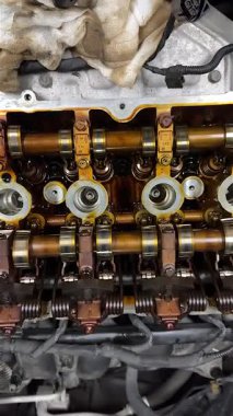 Otomobil motoru valf treninin görünür kam mili parçalarıyla yavaş çekim videosu. 