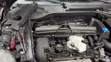 Bakım sırasında araç motor bölümünün araç ve bileşenlerini gösteren yakın çekim videosu 