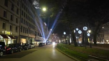 Yeni yıl kutlamaları sırasında Münih parkındaki muhteşem ışıklar ve şenlikli atmosfer