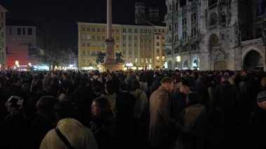 31 Aralık 2022 'de Münih Marienplatz' da büyük bir festival kalabalığı kutlanıyor.