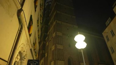 Frauenkirche Kulesi ve Münih 'teki eski binalar Yeni Yıl boyunca geceleri