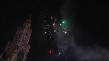 Yeni yıl kutlamaları sırasında Münih 'teki Gotik saat kulesinin arkasında havai fişekler patlıyor.