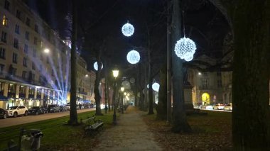 1 Ocak 2023 'te Münih' teki tarihi anıtın etrafında Noel ışığı süslemeleri