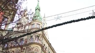 İsveç, Sundsvall 'da Noel çelenkleri ile tarihi Avrupa binası 