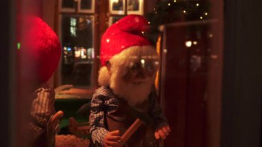 Noel cücesi kuklası festival atölyesi temalı gece vitrininde 