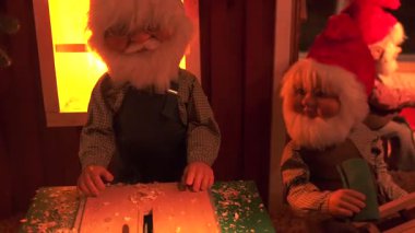Oyuncak masasında çalışan Noel elfleriyle şenlikli bir tatil gösterisi. 
