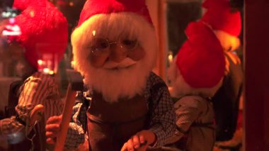 Noel atölyesindeki cüce kuklalar, gece festival dekorasyonlarıyla birlikte pencere temalı sergileniyorlar. 