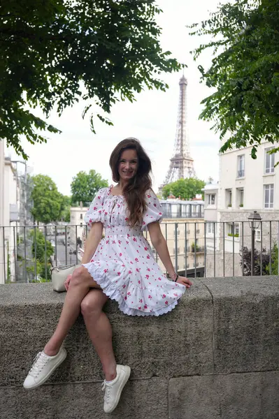 Paris 'te Eyfel Kulesi yakınında bir kadın.