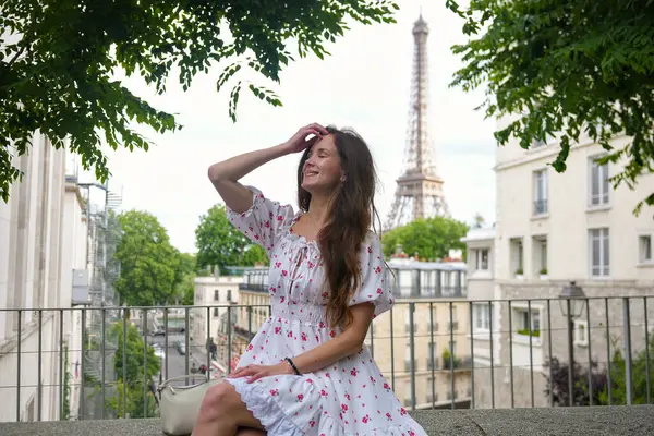 Eiffel Kulesi 'nin yanındaki yazlık elbiseli kadın.