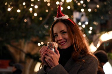 Marienplatz Kış Fuarı 'nda tatil ışıkları ve sıcak gluhwein