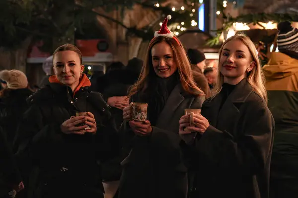 Grup Münih 'teki Marienplatz Noel Fuarı' nda Gluhwein 'in keyfini çıkarıyor.