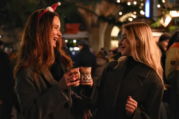 Dostlar Marienplatz 'da bayram festivalinin tadını çıkarıyorlar.