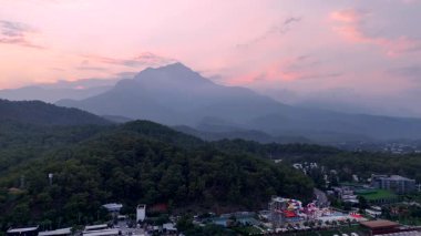 Orman dağları ve sahil beldesi gün batımında