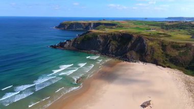 Dalgalar ve Yeşil Kırsallı Güney Sahil Sahili Hava Manzarası