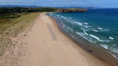 Geniş Dalgalar ve Rocky Kayalıkları ile Geniş Sahil Çizgisinin Hava Görüntüsü