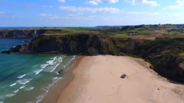 Sandy Beach ve Green Hills ile Kıyı Manzarası