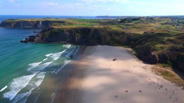 Sandy Beach ve People ile Asturias Shoreline Havadan Görünümü