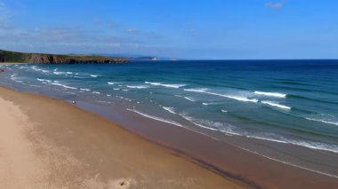Uçurumlar ve Yeşil Tepelerle Okyanus Kıyısı Görünümü
