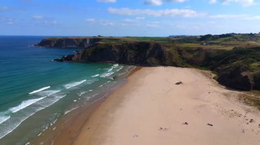 Serene Asturias 'ın Okyanus ve Yeşil Tepeler' le Havadan Görüntüsü