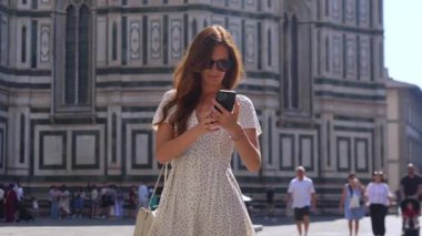 Florence Italy 'nin telefonunu kontrol eden kadın 24 Temmuz 2025 Katedrali' nde sadece yayalar kullanıyor.