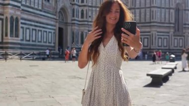 Floransa katedralinde turistlerle selfie çeken bir kadın. 