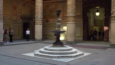 Palazzo Vecchio avlusundaki turistlerin sadece çeşme kullanımı