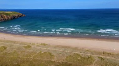 Kıyı Sahili 'nin Kum tepeleri ve Yumuşak Dalgalı Hava Görüntüsü