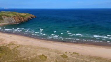 Kumullu ve Yürüyen Patikalı Sandy Shoreline 'ın Hava Görüntüsü