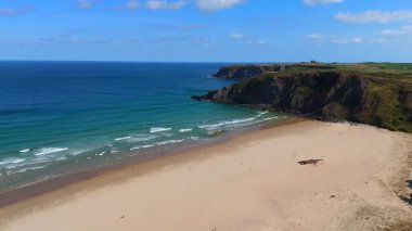 Kumsal ve Uçurumlarla Serene Sahil Manzarası