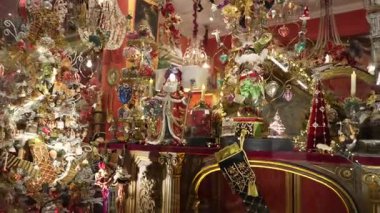 Şenlikli Paris 2 Aralık 2023 'te süslü süsler ve ağaçlarla sergilenecek.