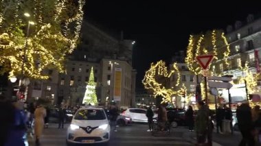 Altın Noel ışıkları ve Lafayette Paris yakınlarındaki büyük şenlik ağacı.