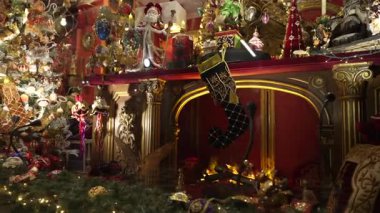 Paris 2 Aralık 2023 şenlikli şömine. Altın aksanlı çoraplar ve dekorasyonlu.