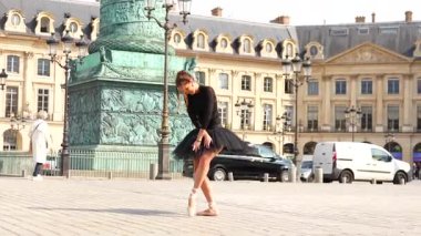 Fransa Vendome Meydanı 'nda siyah etekle dans eden zarif balerin.