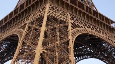 Paris 'teki demir kafes ve taş temeli olan Eyfel Kulesi üssünün panoramik videosu