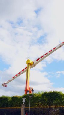 Dikey eğlence parkı heyecanı koltukları havaya kaldırıyor.