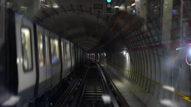 Yeraltındaki metro tünelinde dinamik hareket bulanık görünüyor.