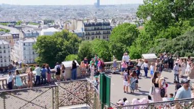 Paris 'in çatılarına ve ufuk çizgisine bakan manzaralı manzaralı turistlerin 18 Temmuz 2025 tarihli editör görüntüsü