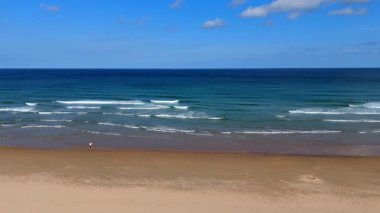 Hafif Dalgalar ve Açık Mavi Gökyüzü ile Sahil Sahilinin Hava Manzarası