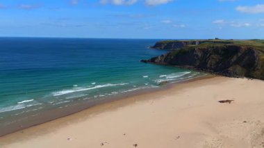 Okyanus ve Yeşil Tepeli Barışçıl Kumsal Hava Manzarası