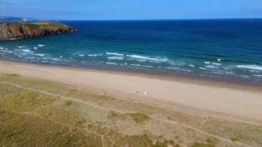 Sandy Shore ve Halkın Rahatladığı Asturias Sahili 'nin Havadan Görüntüsü