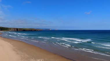 Mavi Okyanus ve Yeşil Tepeli Popüler Sörf Noktası Hava Görüntüsü