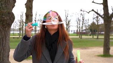 Dışarıda sabun köpükleriyle gülümseyen kadın