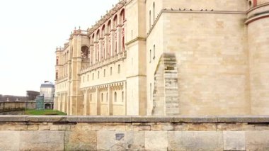 Kemerli girişi olan eski taş kale duvarları.