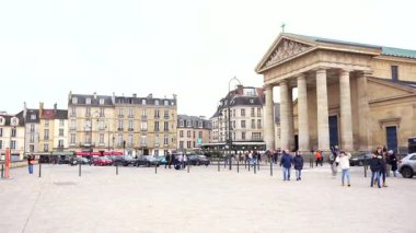 Merkezi meydanda insanlar ve tarihi binalar var. Saint Germain en Laye Fransa Editörleri sadece