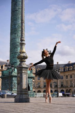 Şehir merkezinde poz veren zarif bir balerin.