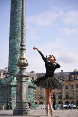 Şehir meydanında dans eden zarif bir balerin.