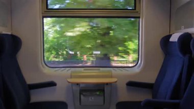 Modern trenin içi sakin seyahat havası ve dışı hareketli. 