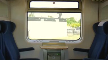 Modern tren içi boş koltuklar ve dış görünüş 