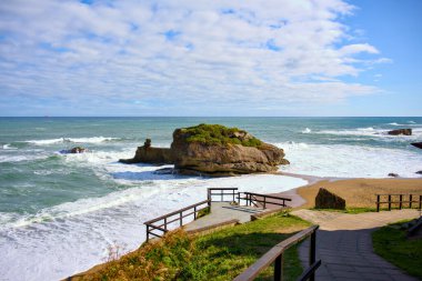 Okyanus dalgaları ve uçurumlara açılan sahil yolu